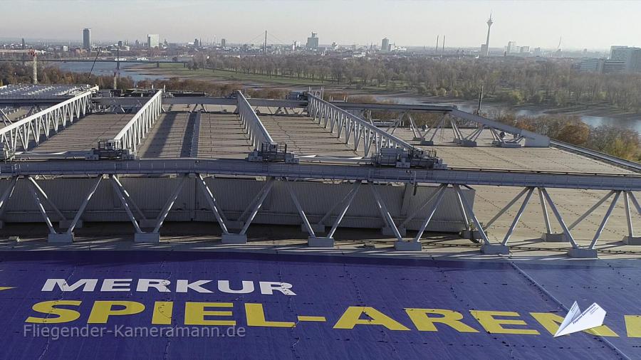 Luftbild vom Dach der Merkur-Spiel-Arena mit Blick auf die Rheinpromenade und die Skyline von Düsseldorf 