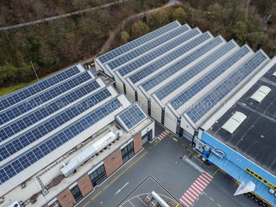 Luftaufnahmen eines Parkplatzes und von einem mit Solarpaneelen bestücktem Gewerbedach in Essen