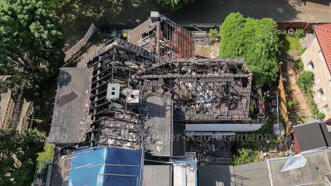 Die Luftaufnahme gibt einen Überblick über das Ausmaß des Brandes und die Zerstörung am Dach des Wohnhauses.