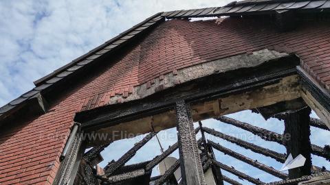 Die Drohne kann auch noch oben fotografieren. Auf dem Luftbild erkennt man, dass die Hitze des Brandes die Klinkerfassade "aufgewölbt" hat.