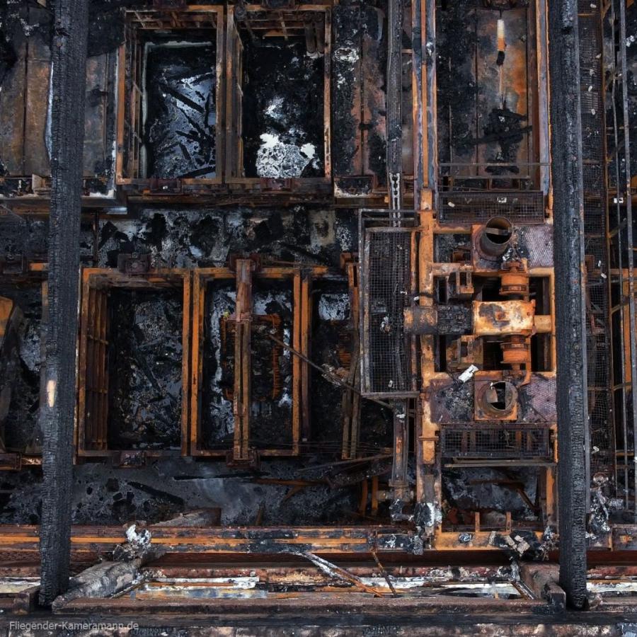 Dokumentation eines Brandschadens mit der Drohne in einer Industriehalle