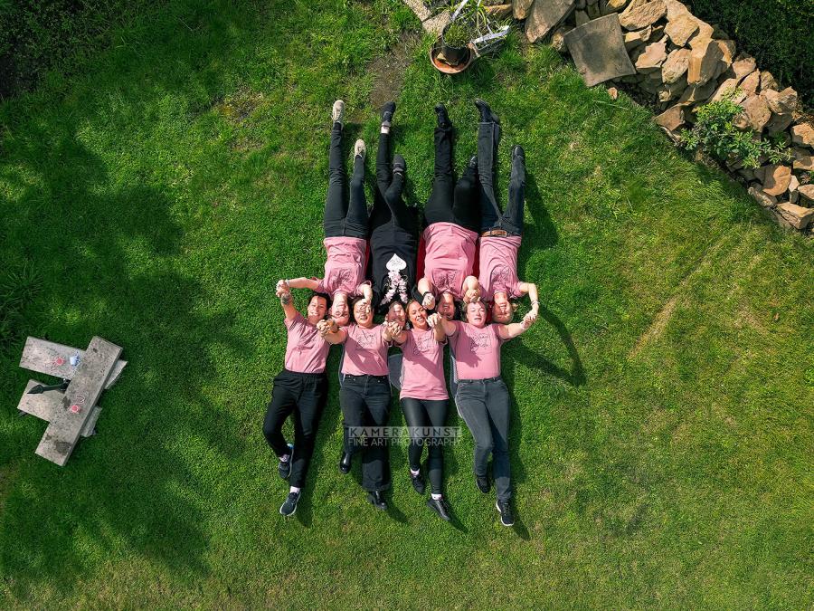 Drohnen-Luftaufnahme von näher dran: Freundinnen beim JGA-Fotoshooting im Garten.