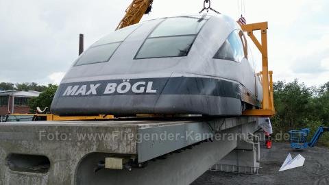 Luftaufnahme der Drohne bei erneutem Regen: Der Transrapid schwebt wenige Zentimeter über dem Fahrwegträger.