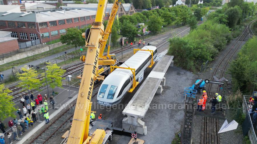 Luftaufnahmen mit Drohne bei der Anlieferung und Montage des Transrapids mit Mobilkränen im Eisenbahnmuseum Bochum