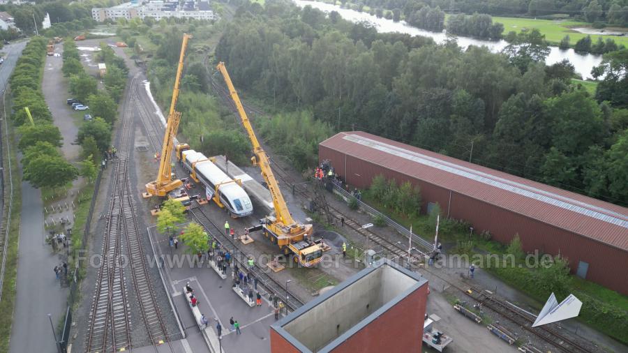 Luftaufnahmen mit Drohne bei der Anlieferung und Montage des Transrapids mit Mobilkränen im Eisenbahnmuseum Bochum