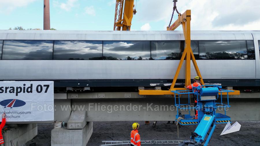 Luftaufnahmen mit Drohne bei der Anlieferung und Montage des Transrapids mit Mobilkränen im Eisenbahnmuseum Bochum