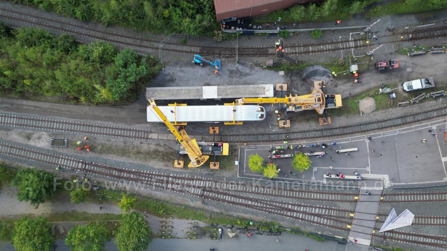 Luftaufnahmen mit Drohne bei der Anlieferung und Montage des Transrapids mit Mobilkränen im Eisenbahnmuseum Bochum