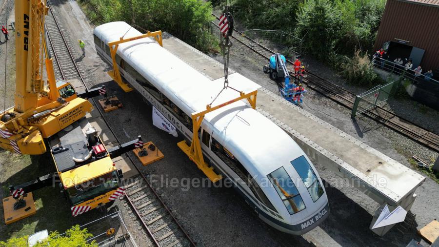 Luftaufnahmen mit Drohne bei der Anlieferung und Montage des Transrapids mit Mobilkränen im Eisenbahnmuseum Bochum