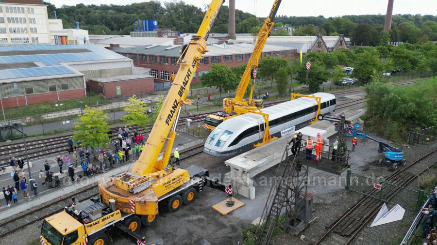 Luftaufnahmen mit Drohne bei der Anlieferung und Montage des Transrapids mit Mobilkränen im Eisenbahnmuseum Bochum