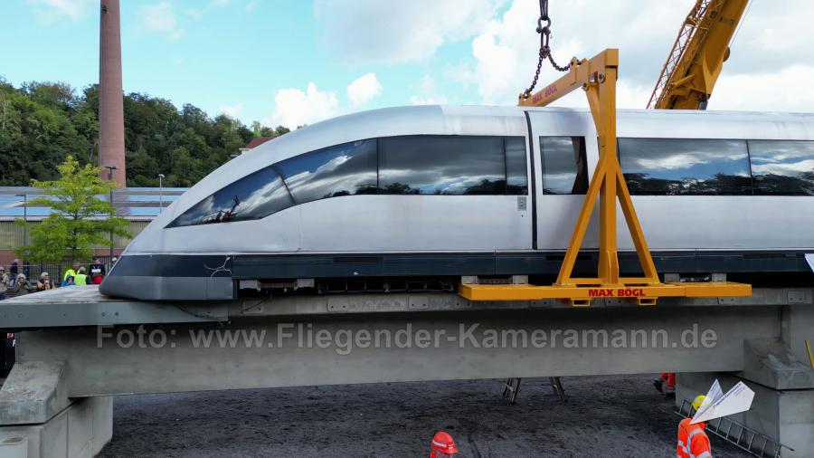 Luftaufnahmen mit Drohne bei der Anlieferung und Montage des Transrapids mit Mobilkränen im Eisenbahnmuseum Bochum