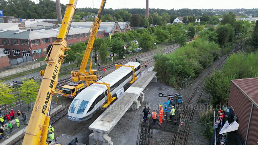 Luftaufnahmen mit Drohne bei der Anlieferung und Montage des Transrapids mit Mobilkränen im Eisenbahnmuseum Bochum