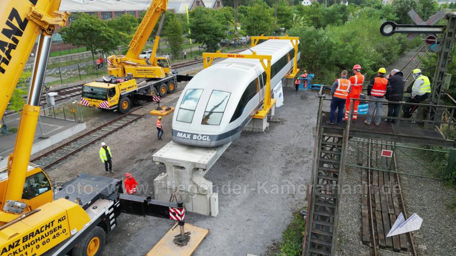 Luftaufnahmen mit Drohne bei der Anlieferung und Montage des Transrapids mit Mobilkränen im Eisenbahnmuseum Bochum