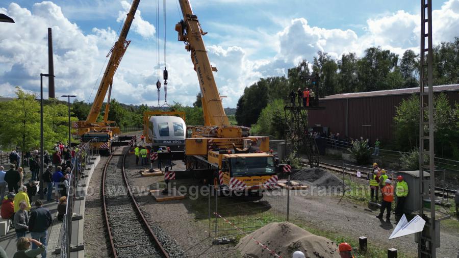 Luftaufnahmen mit Drohne bei der Anlieferung und Montage des Transrapids mit Mobilkränen im Eisenbahnmuseum Bochum