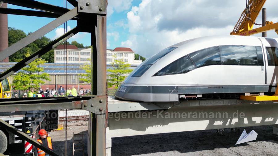 Luftaufnahmen mit Drohne bei der Anlieferung und Montage des Transrapids mit Mobilkränen im Eisenbahnmuseum Bochum