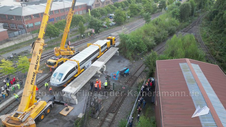 Luftaufnahmen mit Drohne bei der Anlieferung und Montage des Transrapids mit Mobilkränen im Eisenbahnmuseum Bochum