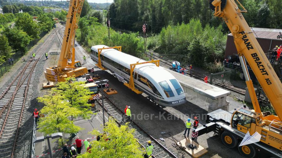 Luftaufnahmen mit Drohne bei der Anlieferung und Montage des Transrapids mit Mobilkränen im Eisenbahnmuseum Bochum