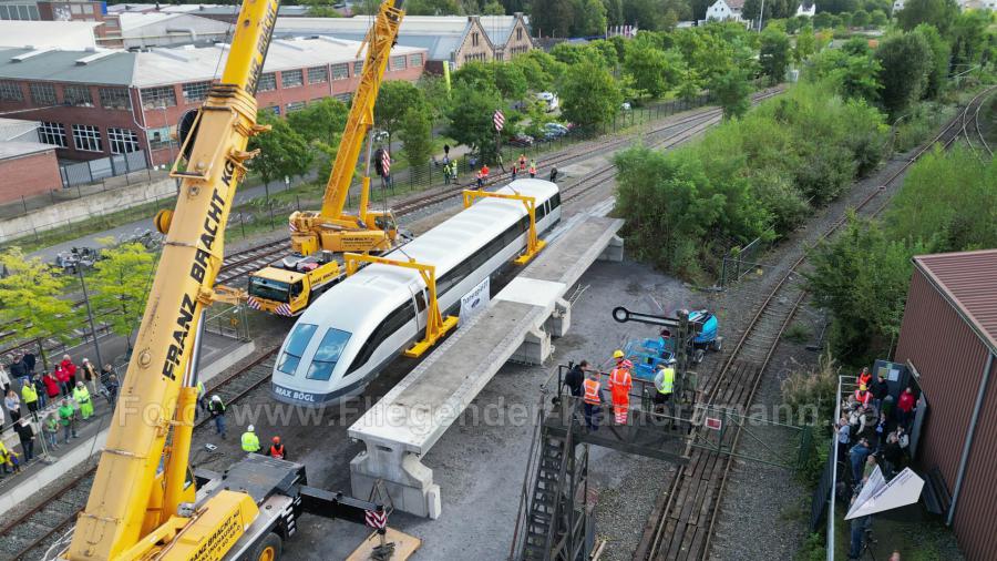 Luftaufnahmen mit Drohne bei der Anlieferung und Montage des Transrapids mit Mobilkränen im Eisenbahnmuseum Bochum