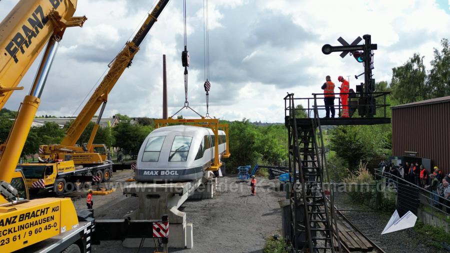 Luftaufnahmen mit Drohne bei der Anlieferung und Montage des Transrapids mit Mobilkränen im Eisenbahnmuseum Bochum