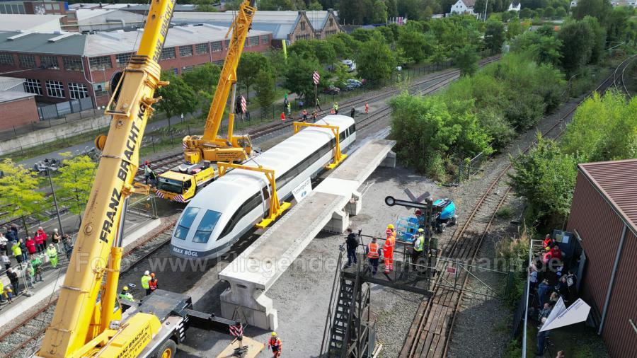 Luftaufnahmen mit Drohne bei der Anlieferung und Montage des Transrapids mit Mobilkränen im Eisenbahnmuseum Bochum