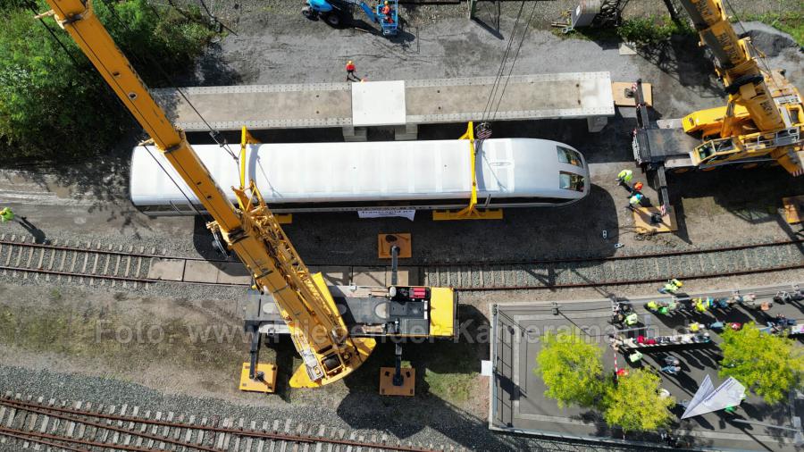 Luftaufnahmen mit Drohne bei der Anlieferung und Montage des Transrapids mit Mobilkränen im Eisenbahnmuseum Bochum