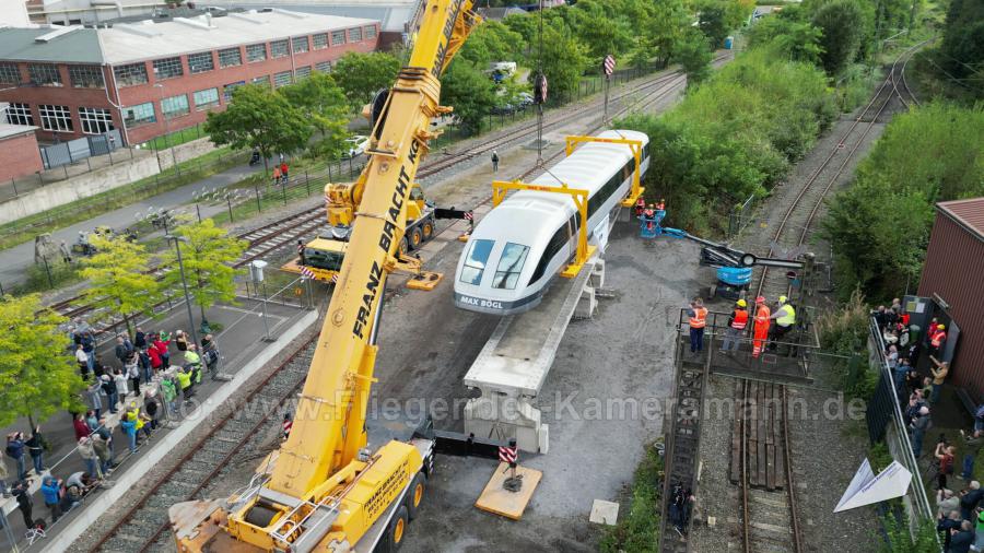 Luftaufnahmen mit Drohne bei der Anlieferung und Montage des Transrapids mit Mobilkränen im Eisenbahnmuseum Bochum