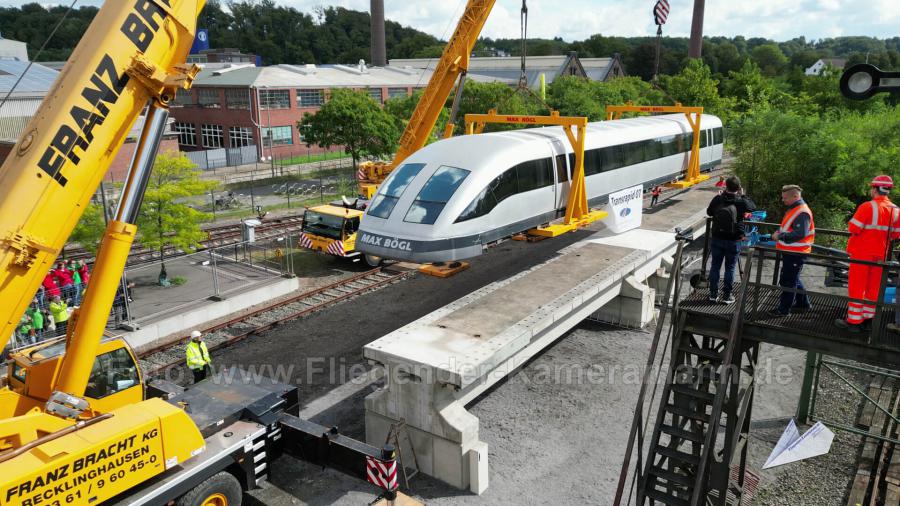 Luftaufnahmen mit Drohne bei der Anlieferung und Montage des Transrapids mit Mobilkränen im Eisenbahnmuseum Bochum