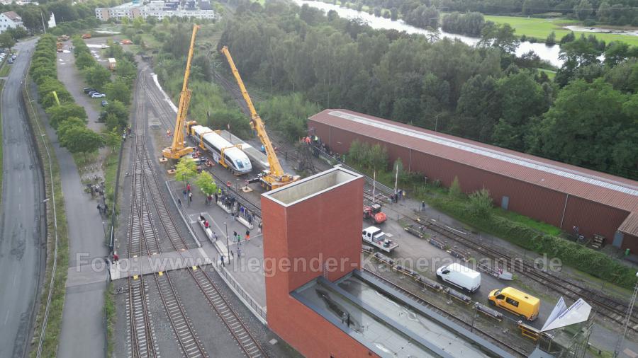 Luftaufnahmen mit Drohne bei der Anlieferung und Montage des Transrapids mit Mobilkränen im Eisenbahnmuseum Bochum