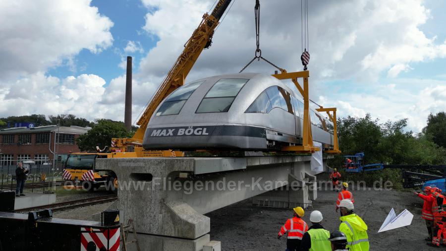 Luftaufnahmen mit Drohne bei der Anlieferung und Montage des Transrapids mit Mobilkränen im Eisenbahnmuseum Bochum