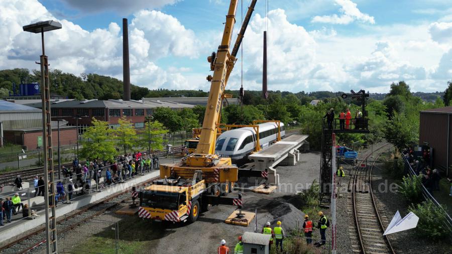 Luftaufnahmen mit Drohne bei der Anlieferung und Montage des Transrapids mit Mobilkränen im Eisenbahnmuseum Bochum