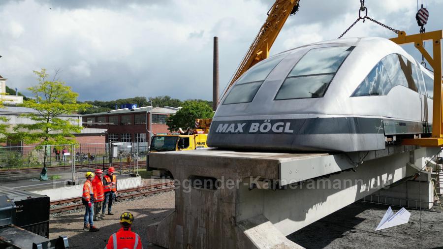 Luftaufnahmen mit Drohne bei der Anlieferung und Montage des Transrapids mit Mobilkränen im Eisenbahnmuseum Bochum