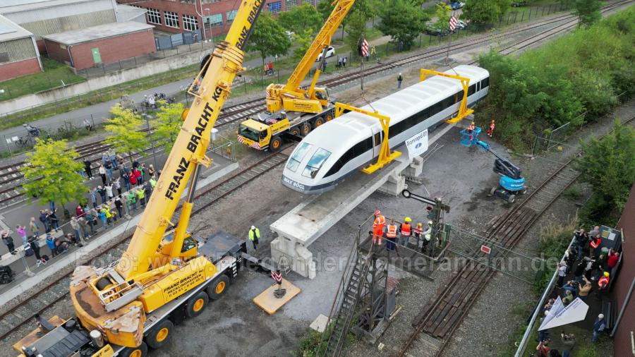 Luftaufnahmen mit Drohne bei der Anlieferung und Montage des Transrapids mit Mobilkränen im Eisenbahnmuseum Bochum