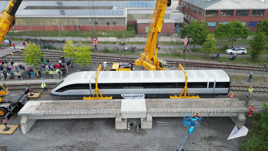 Luftaufnahmen mit Drohne bei der Anlieferung und Montage des Transrapids mit Mobilkränen im Eisenbahnmuseum Bochum