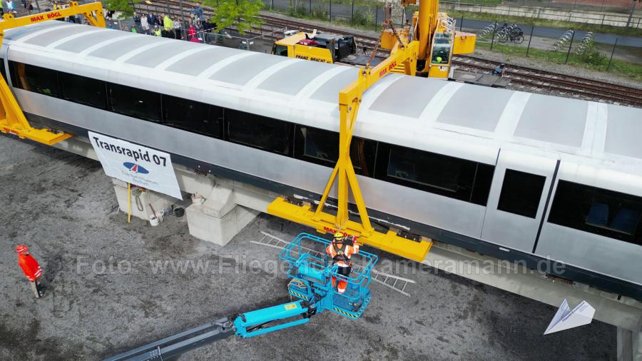 Luftaufnahmen mit Drohne bei der Anlieferung und Montage des Transrapids mit Mobilkränen im Eisenbahnmuseum Bochum