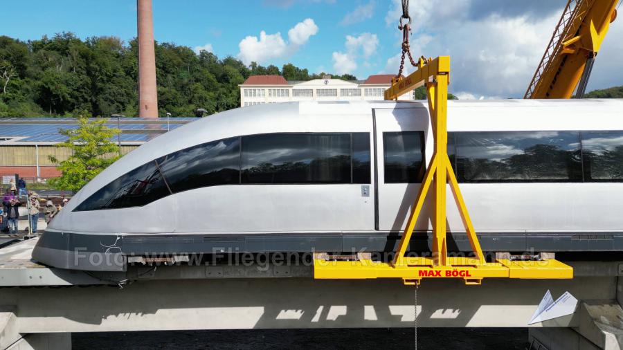 Luftaufnahmen mit Drohne bei der Anlieferung und Montage des Transrapids mit Mobilkränen im Eisenbahnmuseum Bochum