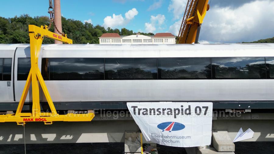 Luftaufnahmen mit Drohne bei der Anlieferung und Montage des Transrapids mit Mobilkränen im Eisenbahnmuseum Bochum