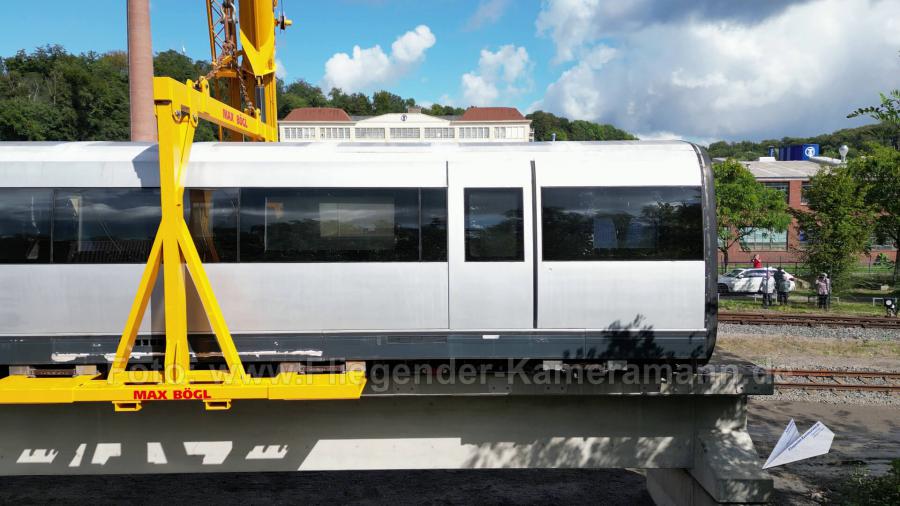 Luftaufnahmen mit Drohne bei der Anlieferung und Montage des Transrapids mit Mobilkränen im Eisenbahnmuseum Bochum